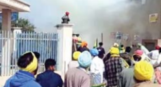 पंजाब के बठिंडा में किसानाें व पुलिस के बीच झड़प से तनाव